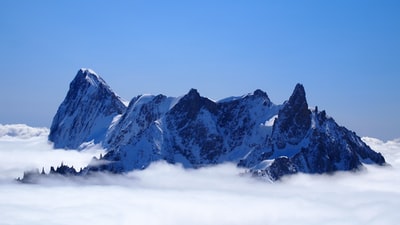 冰雪覆盖下的山蓝天白天
